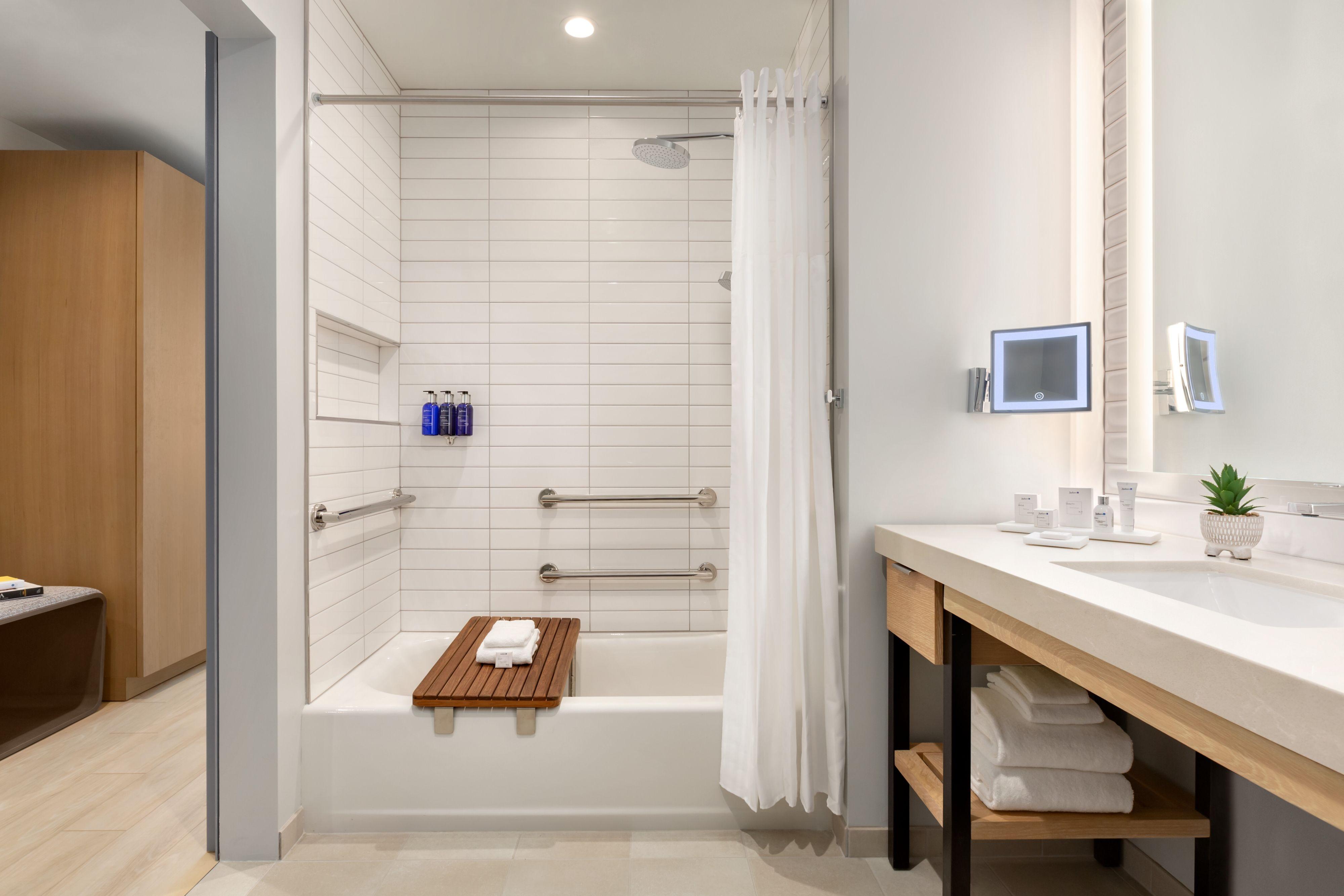 The Viv Hotel, Anaheim, A Tribute Portfolio Hotel Exteriör bild A shower with a curtain